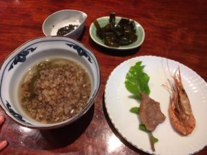 炒り玄米のおかゆ、塩昆布、ごま塩、焼きラム肉、甘エビの素揚げ